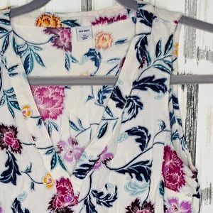 Old Navy V-Neck Sleeveless Blouse